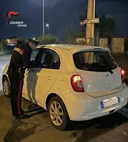 In auto con grimaldelli e attrezzi da scasso: la notte brava di due persone finisce in una caserma