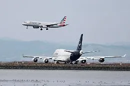 Carburante aereo razionato in 4 aeroporti italiani: cosa sta succedendo e cosa rischiamo se finisce il jet fuel