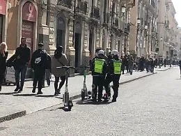 Catania, la polizia in monopattino arresta ladro d'auto in piazza San Francesco