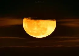 La Luna piena veglia sul Faro Massolivieri, tra silenzi e mare, nella notte del 3 aprile 
