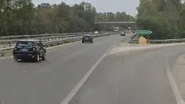 Esce dall'auto dopo il cappottamento ma viene travolto da un mezzo: muore sulla A29