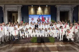 Milano‑Cortina, Mattarella apre il Quirinale agli azzurri: medaglie, orgoglio e la riconsegna della bandiera