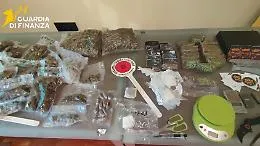 Caltanissetta, maxi blitz della Finanza, smantellato laboratorio di droga: 2 milioni di euro illeciti e 500 clienti in tutta Italia