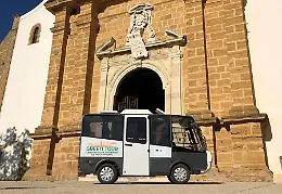 Il paradosso dei Mudibus: la burocrazia ferma le navette elettriche per i turisti (e le assunzioni)