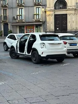 Il fenomeno delle auto cannibalizzate in strada a Catania: smontate in pochi minuti, un incubo per i proprietari