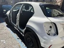 Catania, un'altra 500XL lasciata senza sportelli e fari: l'amaro risveglio di un gruppo di turisti