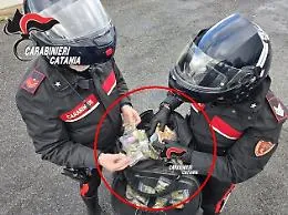 Arrestato dopo un inseguimento in centro citt&agrave;: aveva 300 grammi di droga e 1.735 euro 