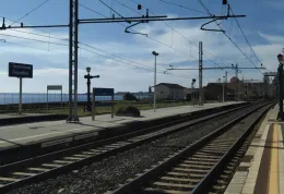 Treno soppresso a Taormina durante la settimana di Pasqua: stazione deserta e nessun distributore per i passeggeri