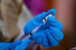 Morti improvvise e vaccini, la scienza sbugiarda le fake news