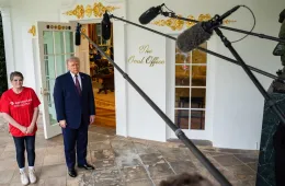 Rider con un panino di McDonald's per la prima volta alla Casa Bianca: l'insolito invito da parte di Trump 