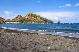 Vulcano: riaprono i "fanghi", ma &egrave; allarme per l'erosione costiera