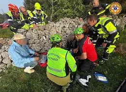 Cerca gli asparagi ma perde la strada: 70enne soccorso a Cassaro