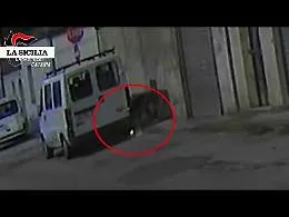 Appicca le fiamme ad un furgone: i carabinieri individuano il presunto responsabile e lo denunciano 