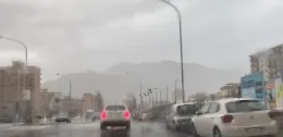 Palermo sott'acqua: automobilista resta bloccato sul tetto della sua Mercedes 