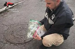 Aveva nascosto droga in un tombino vicino ad una scuola: sorpreso e arrestato