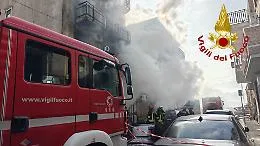 Paura a Picanello: a fuoco un garage, evacuata una palazzina di quattro piani