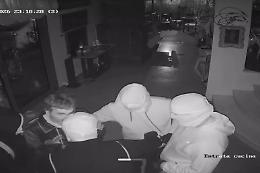 Rapina da incubo per l'ex senatore della Lega Alberto Filippi: entrano con lui nella sua villa e razziano preziosi e borse di lusso