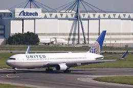 Strano ticchettio scatena il caos sul volo United da Chicago a New York: atterraggio d'emergenza a Pittsburgh e indagine FBI