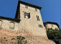 Uccide l'ex moglie e il nuovo compagno, poi si getta dalla torre del castello: la strage a Cossombrato