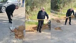 Troppe buche, la strada &egrave; impraticabile e il parroco di Santa Rita la sistema da s&eacute;. Ora rischia una multa