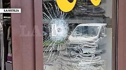 Raffica di spari contro la vetrina di un negozio in piazza Palestro a Catania: indagini in corso