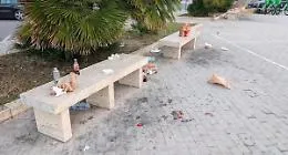Marina di Ragusa ci ricasca: panchine come discariche e la gente si infuria