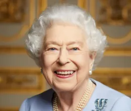 Re Carlo III ricorda la regina Elisabetta nel giorno del suo centenario: &laquo;Non sarebbe felice del mondo di oggi&raquo;