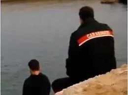 "Se cadi tu, cado con te", il carabiniere si ammanetta con l'aspirante suicida e gli salva la vita: il video fa il giro del web