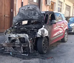 Ragusa, auto al rogo in via dei Mirti