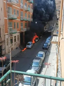 Catania, esplode un'auto in via Coviello: fiamme altissime e fumo nero 
