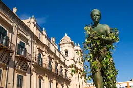 Fuori Infiorata 2026 a Noto: profumi, semi e installazioni tra sacro e profano