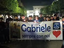 Il sorriso di Gabriele dietro le fiaccole di Favara: l'omaggio struggente degli amici 