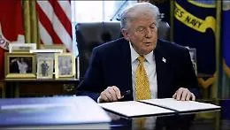 Trump legge la Bibbia nello Studio Ovale: scontro con Papa Leone e critiche degli evangelici