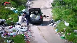Scaricavano rifiuti sulla strada statale 123: incastrati e denunciati 23 "furbetti"