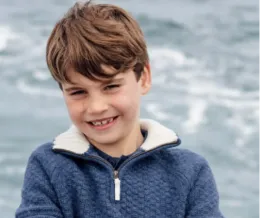 Il principe Louis in festa: tuffi, sabbia e cricket nel video per l'ottavo compleanno