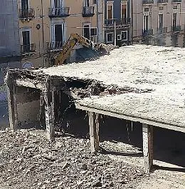 Nel cantiere di piazza Lupo &laquo;operai al lavoro senza protezioni sul tetto&raquo;