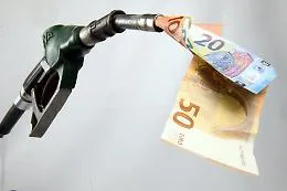 Caro benzina e ponti del 25 aprile e dell'1 maggio: i weekend si reinventano tra viaggi e mobilit&agrave;