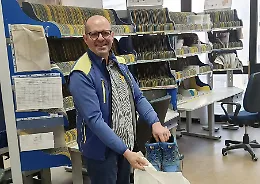 Le scarpe dei portalettere operanti nel Ragusano diventano pavimento antitrauma per i bambini