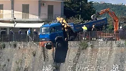 Paura a Stazzo: camion resta in bilico su piazza Mantova, intervengono i vigili del Fuoco