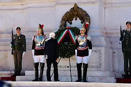 25 aprile, Mattarella rende omaggio ai Caduti all'Altare della Patria. Meloni: &laquo;La libert&agrave; &egrave; l'unico antidoto al totalitarismo&raquo;