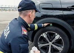 Controlli pneumatici 2026: la Polizia Stradale avvia l'operazione "Vacanze sicure"