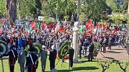 La contestazione a Lagalla per il 25 aprile di Palermo: cori "vergogna" e bandiere palestinesi per l'incontro con l'ambasciatore israeliano