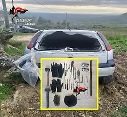 Sperona la gazzella dei carabinieri e fugge: 60enne denunciato, trovati arnesi da scasso e una tessera sanitaria
