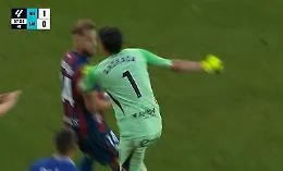 Zaragoza - Huesca, il video del pugno violentissimo del portiere all'avversario fa il giro del web 
