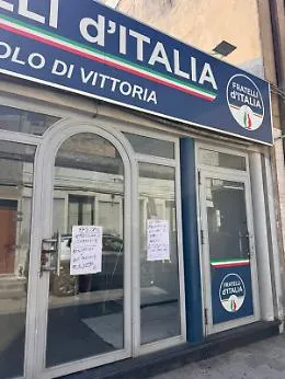 Vittoria, scritte anarchiche e un manoscritto dinanzi all'ex sede di Fratelli d'Italia