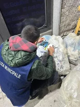 La Polizia Ambientale stana i "furbetti" dei rifiuti: nel Lotto Centro scatta blitz notturno con 143 multe 