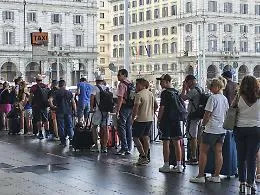 Primo maggio in sciopero: disagi a macchia di leopardo su trasporti, sanit&agrave; e beni culturali