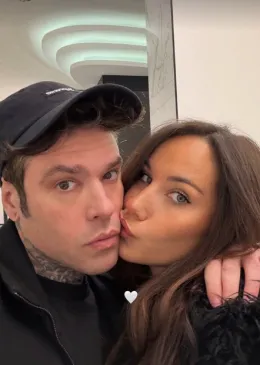 La dedica di Fedez per il disco d'oro non &egrave; per la compagna ma per...Maurizio: &laquo;Ha riportato luce nella mia vita&raquo;