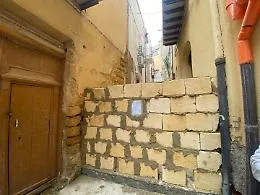 Il muro della vergogna: alzato e abbattuto in 24 ore 