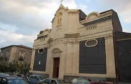 Stava rubando le grondaie in rame dal tetto di una chiesa a Catania: arrestato un 34enne